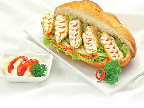 Bánh mì kẹp cá chiên xù
