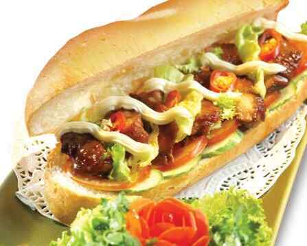 Bánh mì kẹp thịt gà khìa