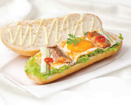 Bánh mì ốp la cá mòi