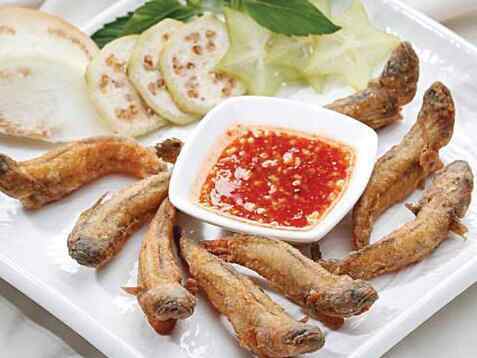 Cá bống chiên giòn mắm me