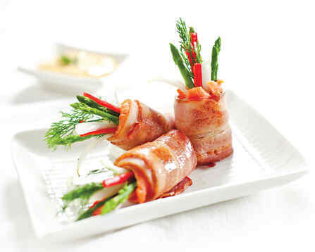 Cá hồi cuộn măng tây