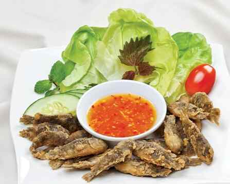 Cá rô bí chiên giòn xốt me