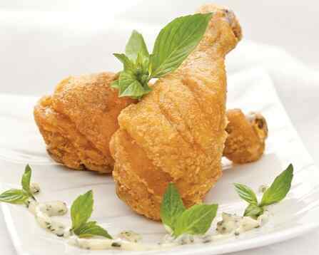 Gà chiên giòn chấm xốt rau quế