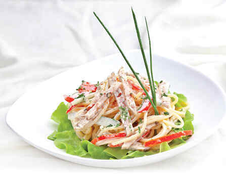 Salad mì Ý với giò thủ