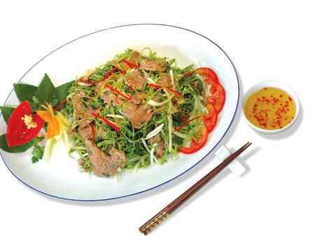 Thịt bò trộn rau muống chẻ